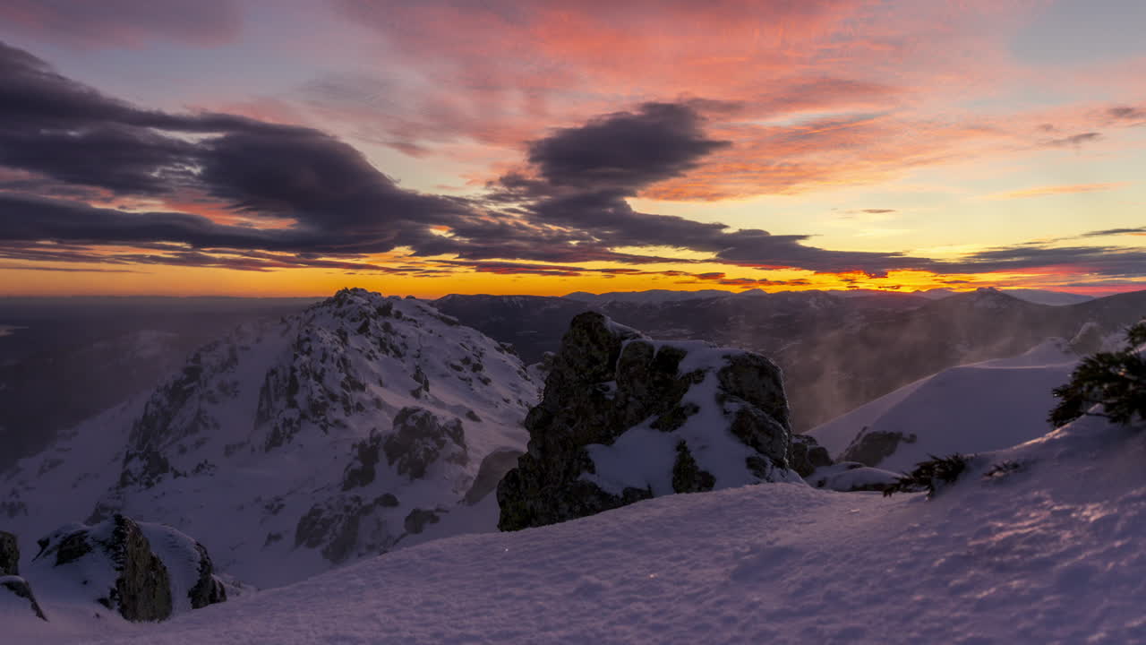 puesta de sol nevada y ventosa en las montañas de navacerrada, madrid
