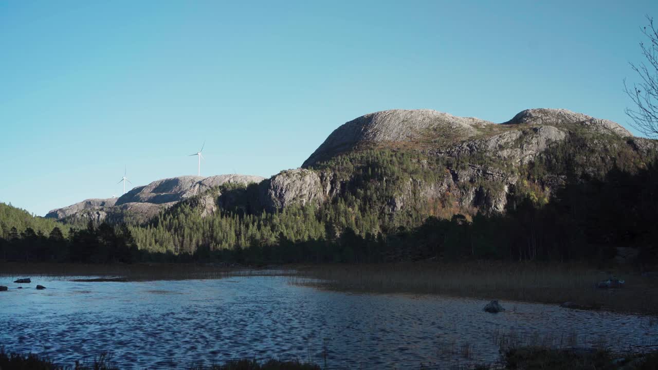 Hildremsvatnet, Trondelag, Norge - Storslået udsigt over en sø, vegetation, bjerge og en fjern vindmølle - Statisk optagelse.