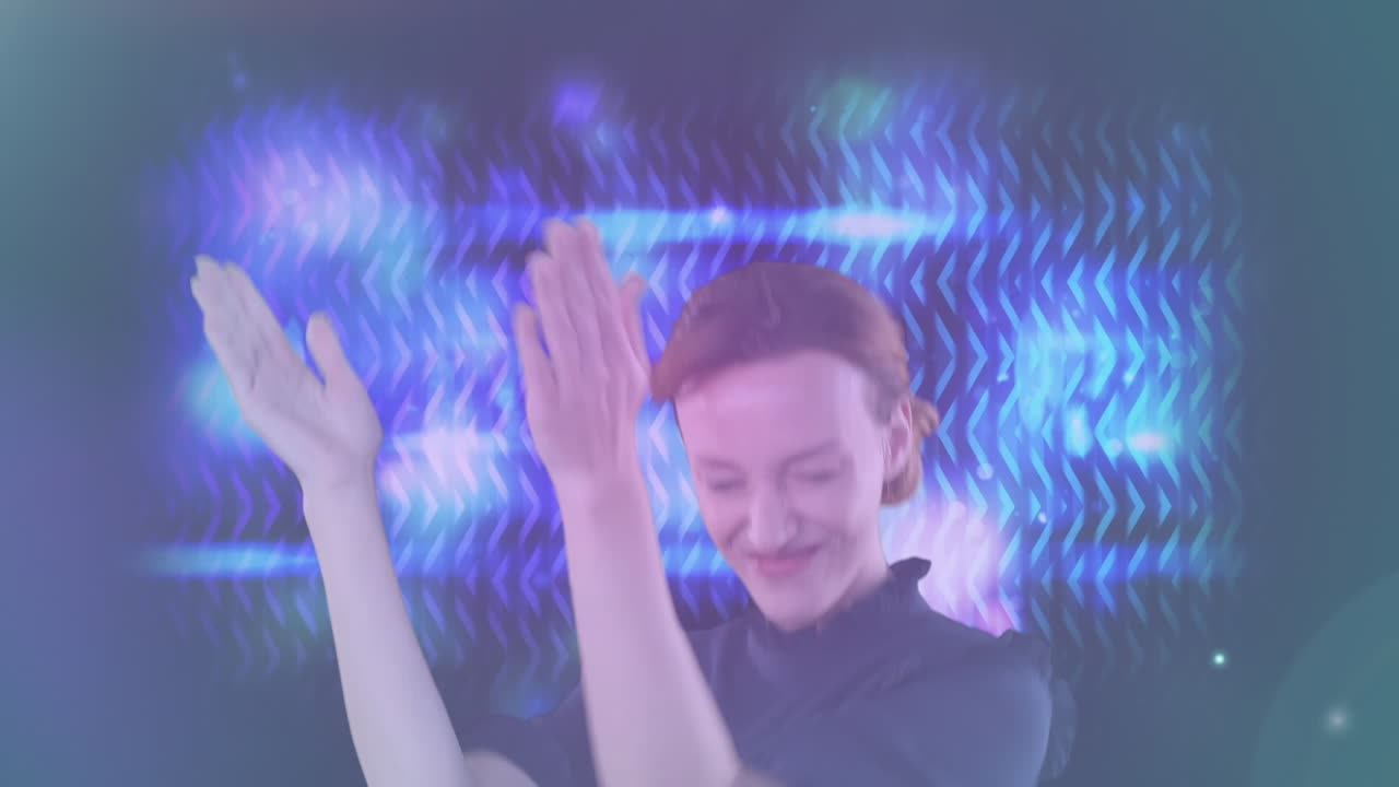 animación de una mujer caucásica feliz riendo y bailando con luces coloridas en el fondo