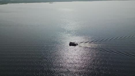 Motorboot-Fährt-Bei-Sonnenuntergang-Auf-Dem-Meer