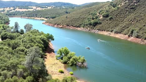 paisaje de vista aérea en el río south fork en california, barcos