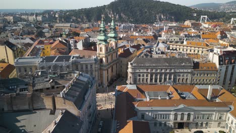 Filmische-Drohnenaufnahme-Der-Universitätskirche-In-Budapest,-Ungarn