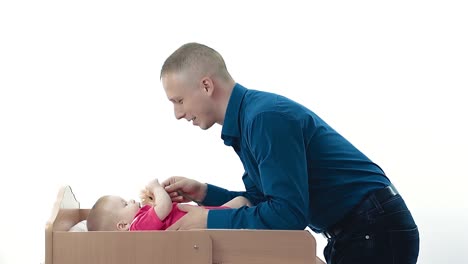 Papá-Joven-Jugando-Con-Un-Niño