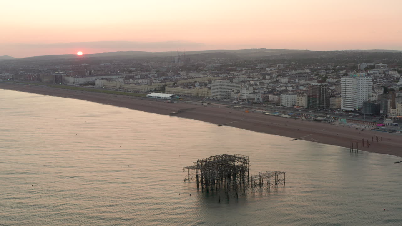 tomada aérea del viejo muelle de brighton al atardecer