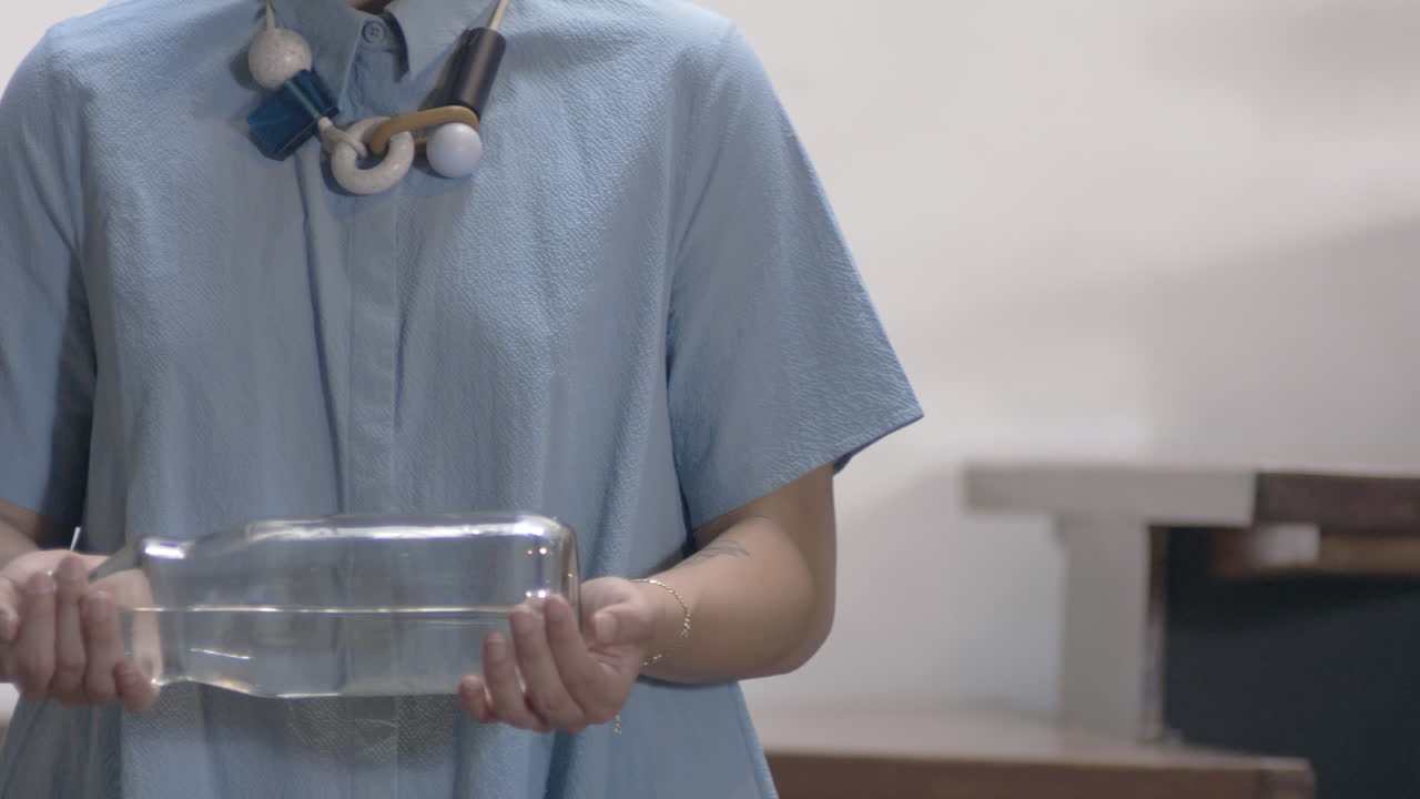 hermosa mujer bailando con una botella de agua dentro de su casa, una botella de vidrio de agua, escaleras, concepto, arte