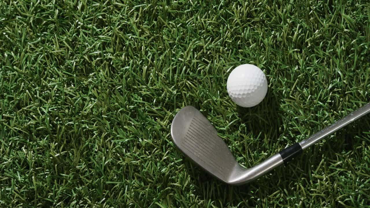 Primo piano di mazza da golf e pallina sull'erba, spazio per il testo, rallentatore