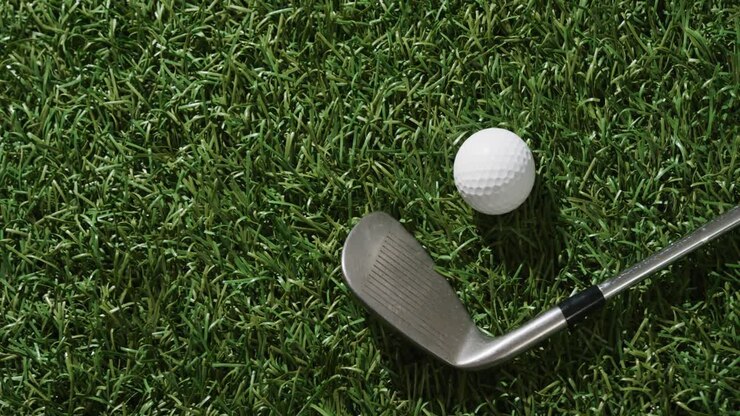 Primo piano di mazza da golf e pallina sull'erba, spazio per il testo, rallentatore