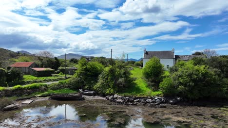 Paisaje-Irlandés-Antigua-Y-Bonita-Granja-Con-Pequeños-Barcos-Amarrados-En-Un-Arroyo-En-El-Oeste-De-Cork,-Irlanda