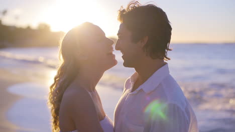 Pareja-Besándose-Y-Girando-Durante-El-Atardecer-En-La-Playa