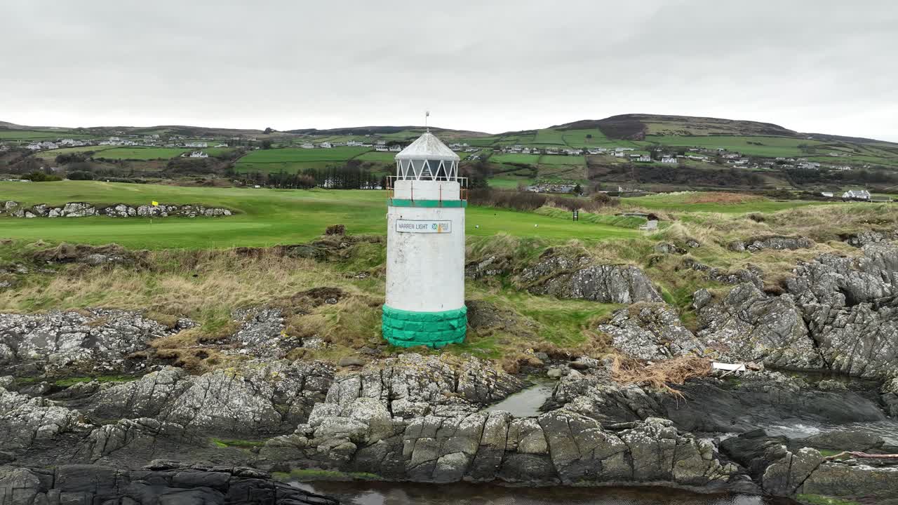 Irsk fyrtårn ved Donegal, Irland, luftoptagelser