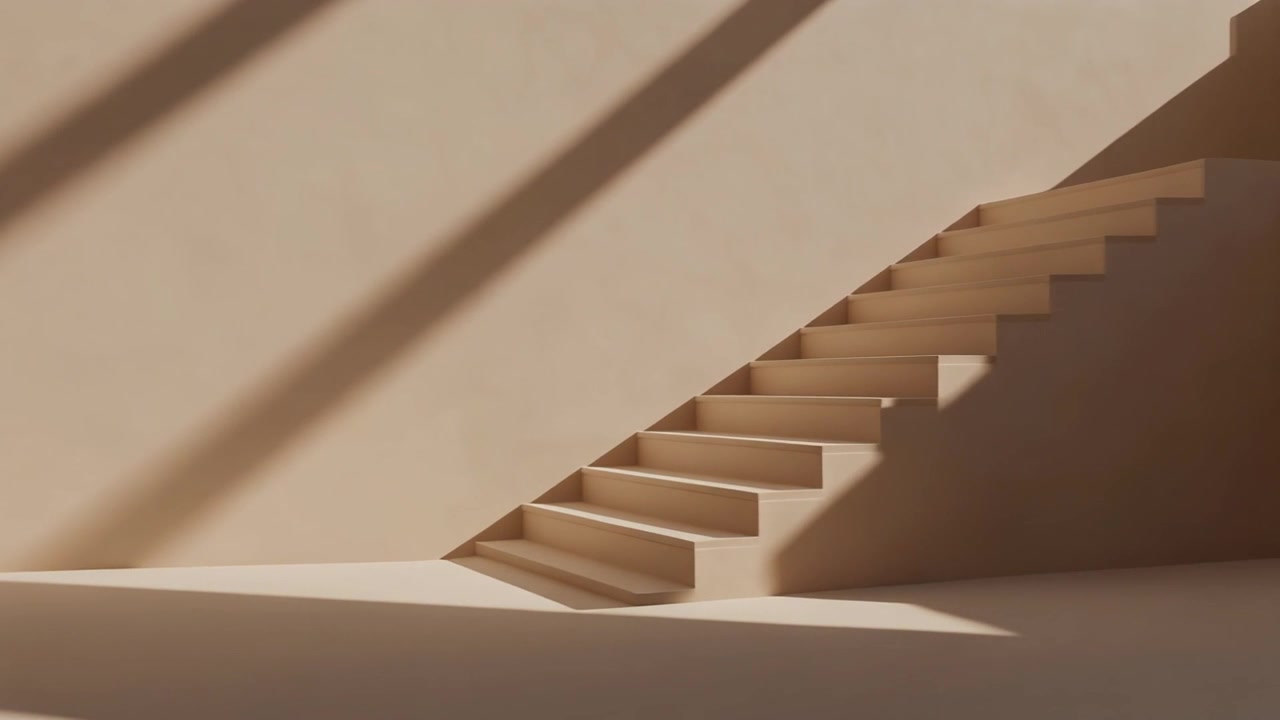 Minimalistisk trappe med bevægeligt sollys og skygger på beige væg
