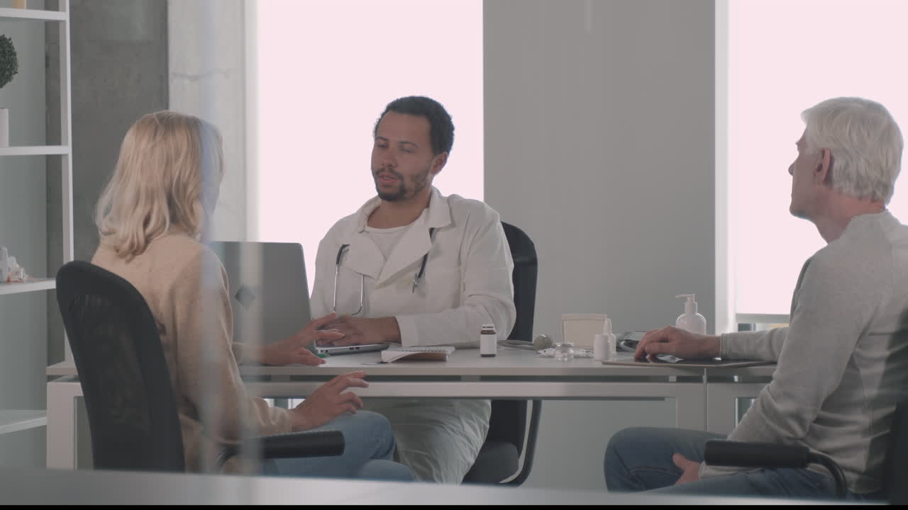 портрет молодой симпатичной женщины-полицейского, поднимающей глаза вверх и смотрящей в камеру