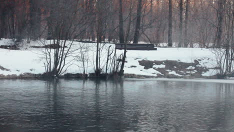 Río-De-Invierno.-Panorama-Del-Río-De-Invierno-Con-Niebla.-Fondo-De-Invierno