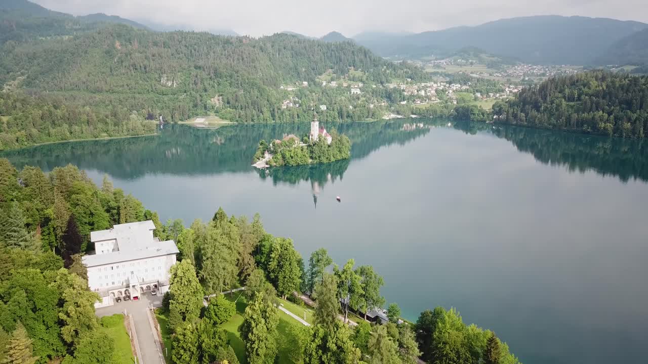 Ripresa con drone della zona del Lago di Bled in Slovenia con residenze private che circondano la destinazione turistica.
