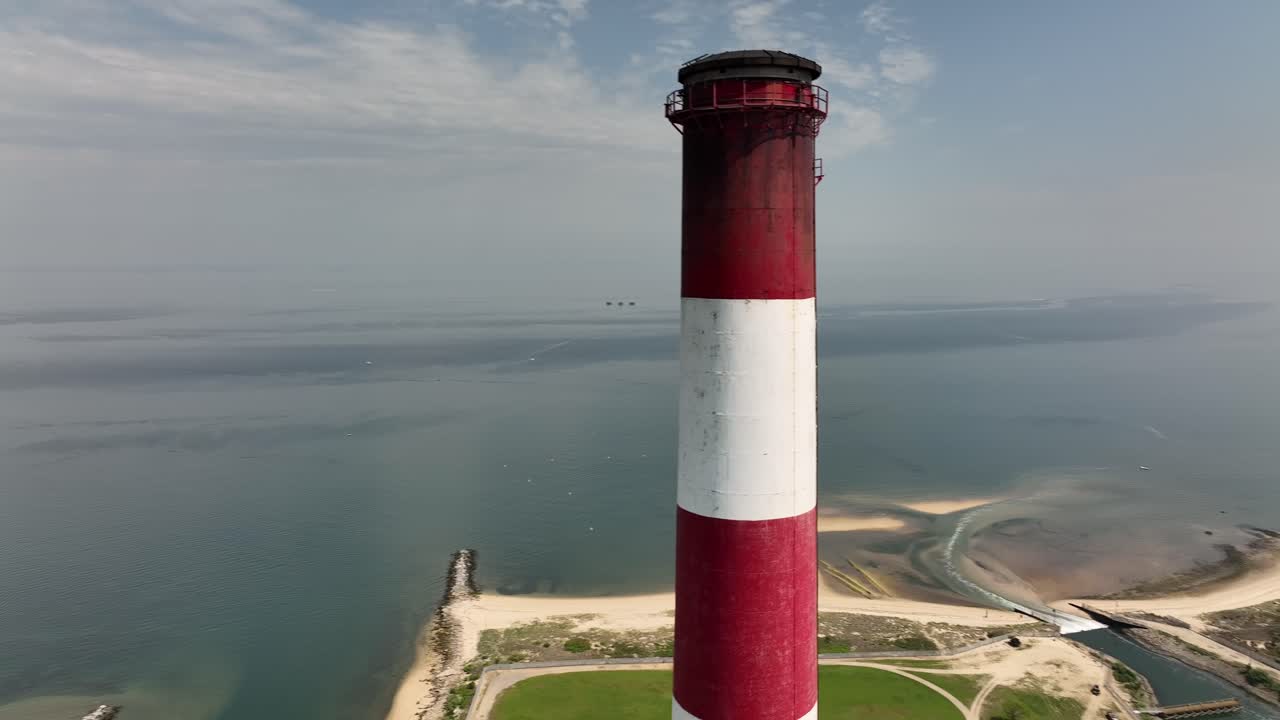 una vista aérea de una gran instalación de generación de energía en un día soleado con cielos azules-1
