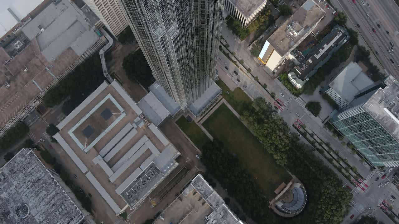 vista de pájaro de la torre williams y sus alrededores en el área del centro comercial galleria en houston, texas