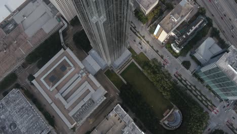 Vista-De-Pájaro-De-La-Torre-Williams-Y-Sus-Alrededores-En-El-área-Del-Centro-Comercial-Galleria-En-Houston,-Texas