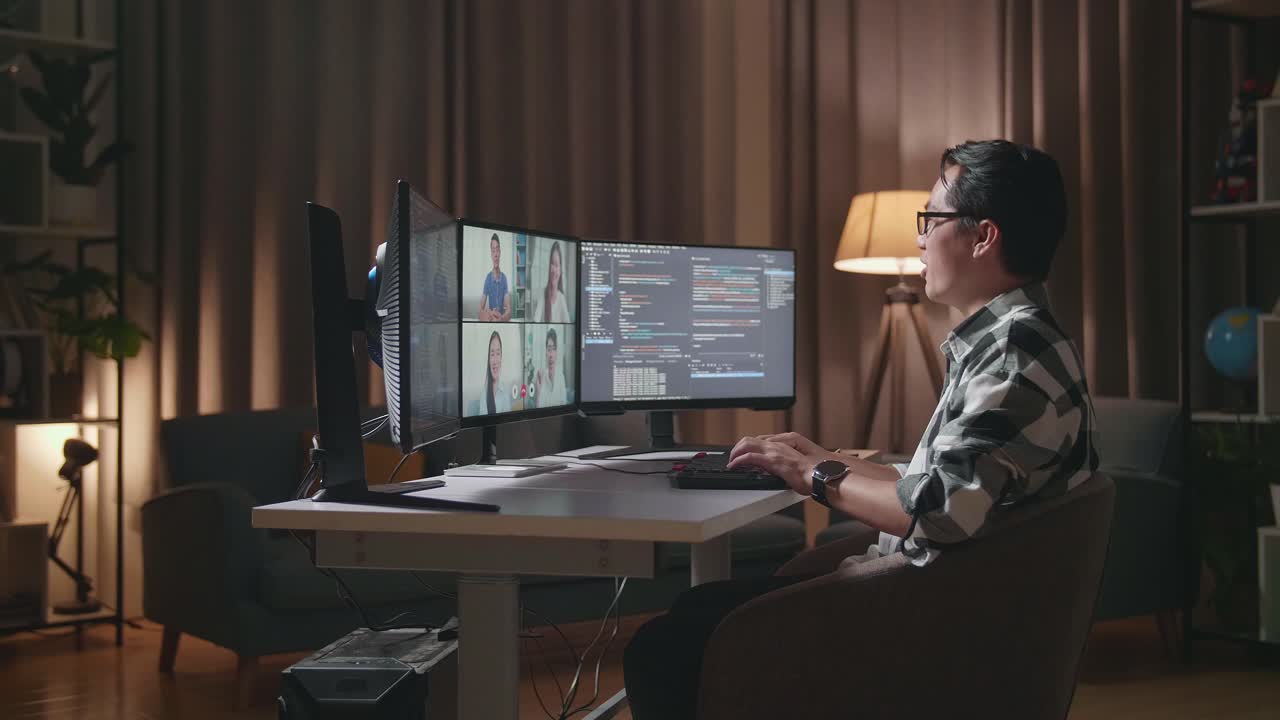 비디오 통화와 코딩을 통해 집에서 일하는 남자