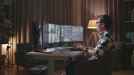 비디오 통화와 코딩을 통해 집에서 일하는 남자