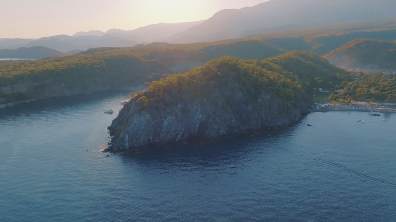 해가 지는 해안 산의 풍경