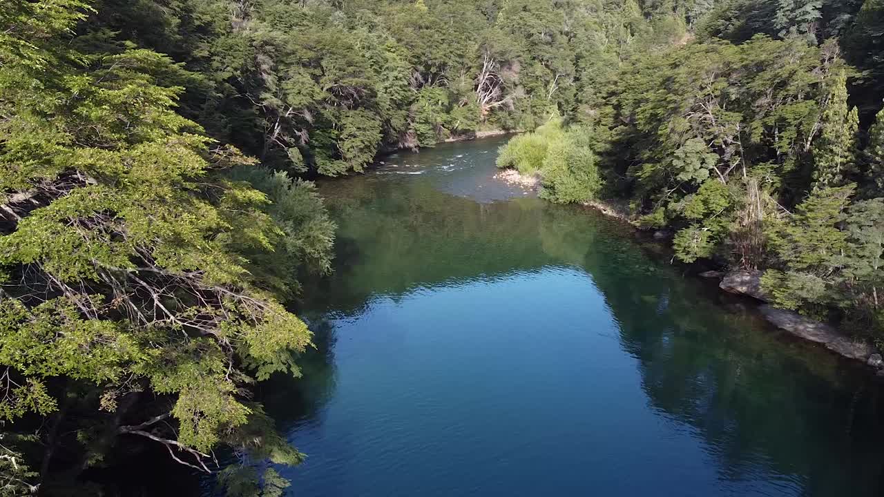 Atmósfera idílica y pacífica sobre un río de montaña, grabación aérea realizada en la Patagonia, Argentina, Sudamérica