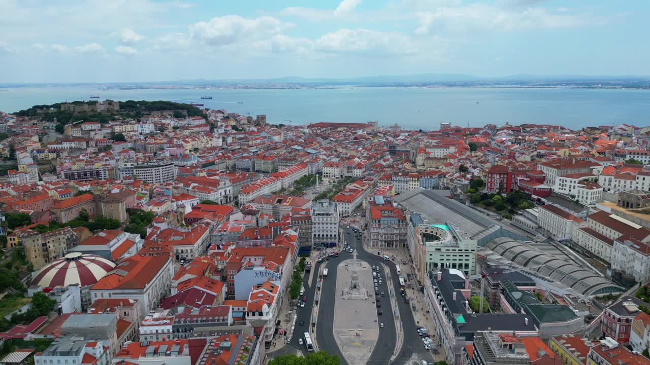 Volando sopra Avenida da Liberdade e Praça dos Restauradores con la splendida città di Lisbona sullo sfondo, Portogallo.
