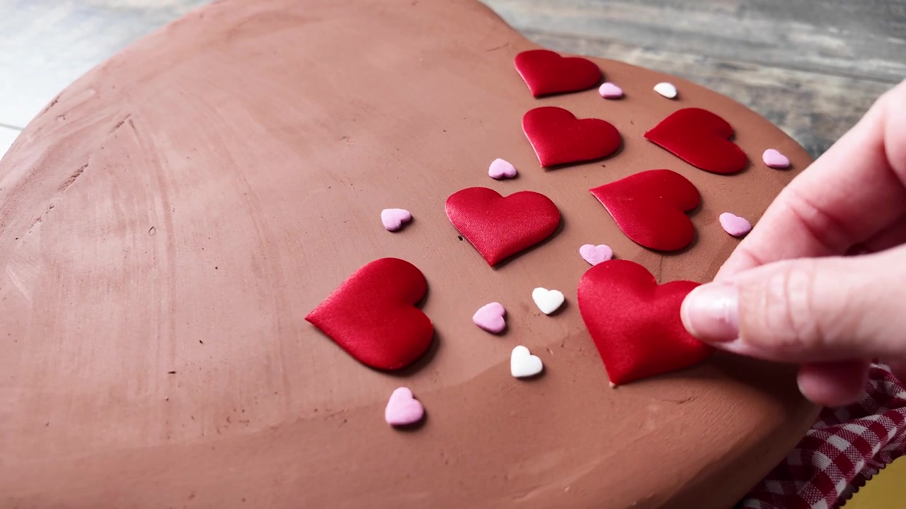 Torta al cioccolato a forma di cuore, dessert romantico