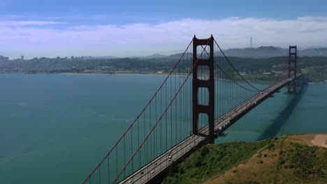 Amplia-Vista-Aérea-Del-Mundialmente-Famoso-Puente-Golden-Gate-De-San-Francisco-En-California,-EE.UU.-En-Un-Día-Soleado-De-Verano-Durante-El-Tráfico-Ligero