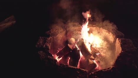 fogata ardiendo en la noche en la oscuridad