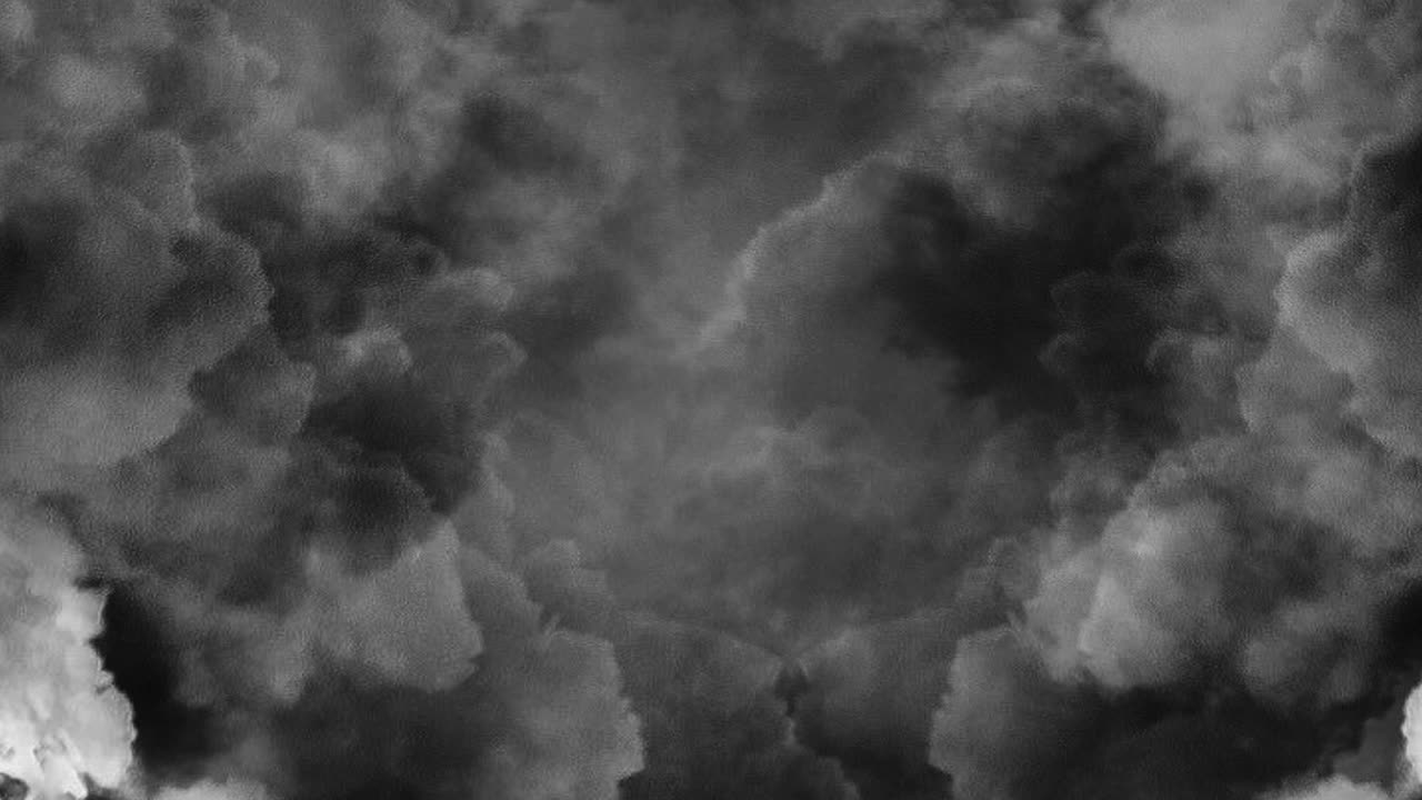 4k 적란운은 두껍고 번개와 함께 움직였습니다.