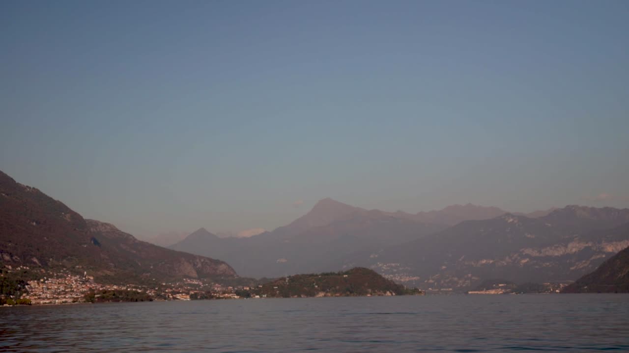 lago de como y los alpes en como, italia