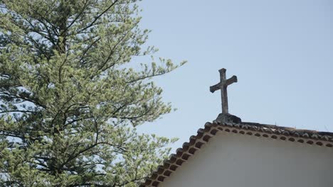 Nahaufnahme-Einer-Kirche-Mit-Einem-Kruzifix-An-Der-Spitze,-4k