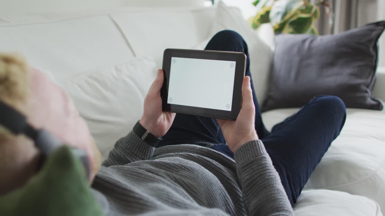 알비노 아프리카계 미국인 남성이 카피 공간을 가진 태블릿을 사용하고 있습니다.