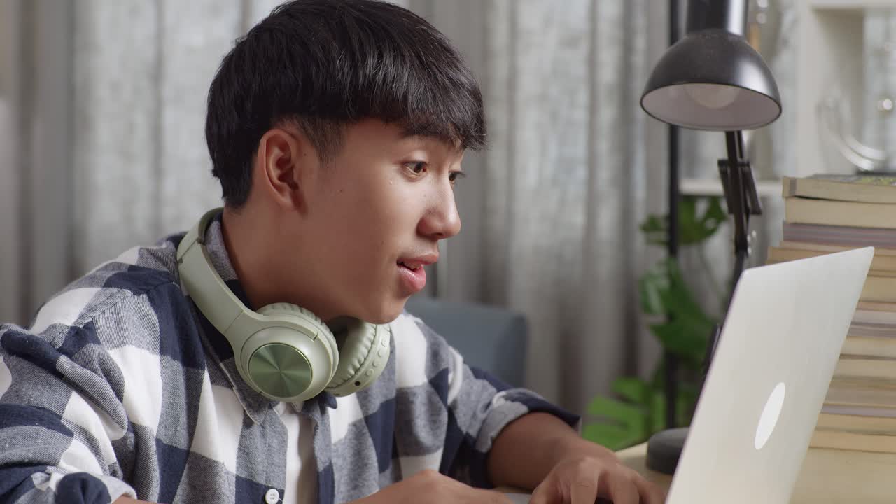 온라인 성공을 축하하는 십대