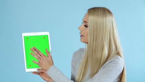 mujer usando una tableta en el estudio de rodaje