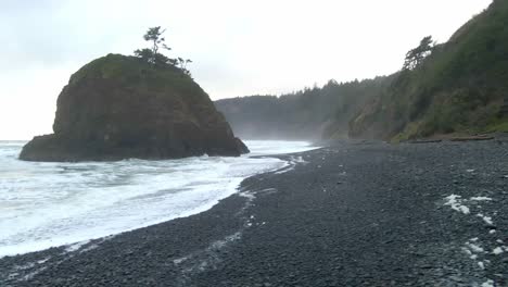 Schöner-Strand-An-Einem-Bewölkten-Regnerischen-Tag-An-Der-Küste-Von-Oregon,-Naturlandschaft