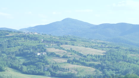 Berge-Im-Abgelegenen-Italien-An-Einem-Teilweise-Bewölkten-Tag