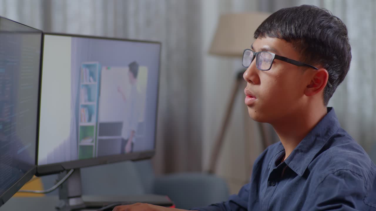 온라인 수업이나 회의에 참석하는 사람