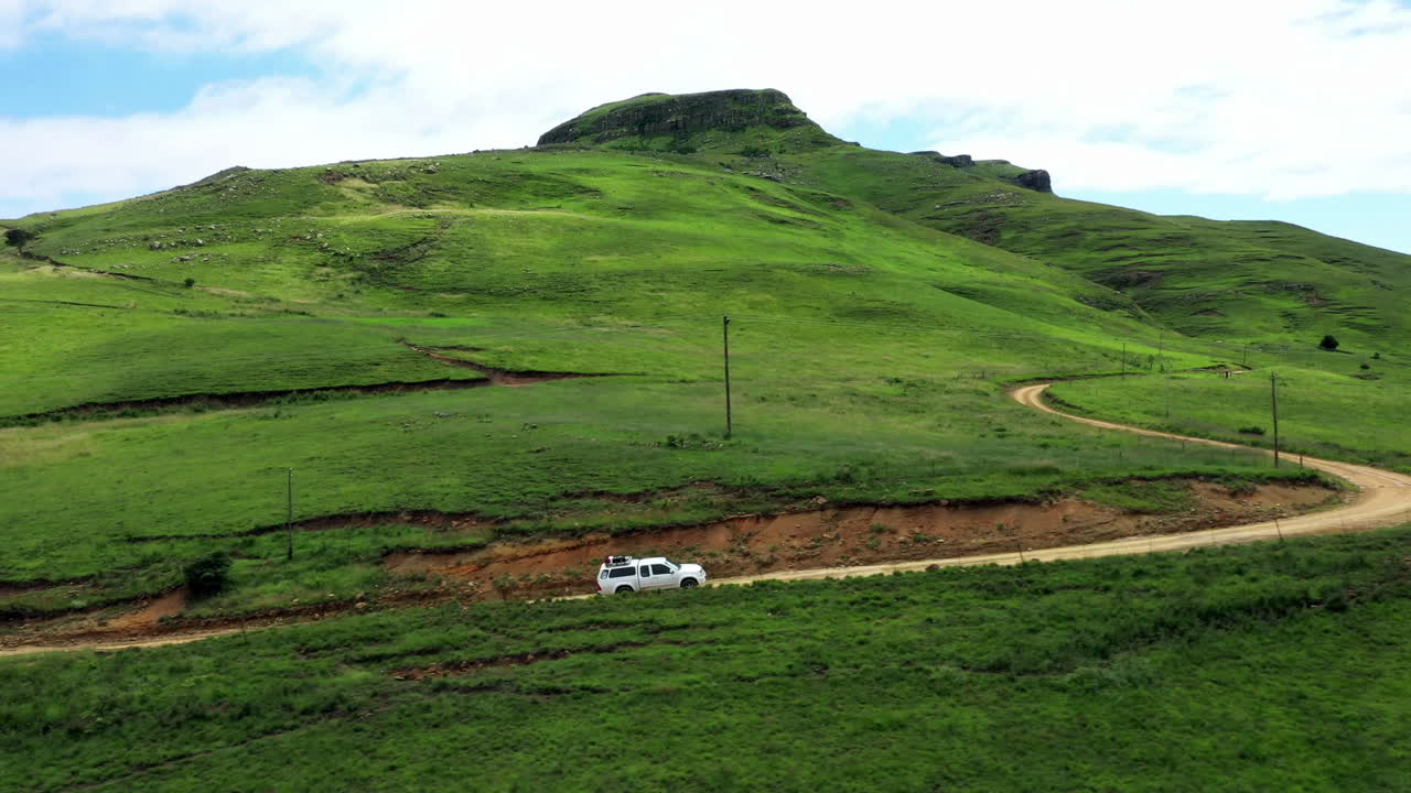 개방된 도로에는 많은 것들이 있습니다.