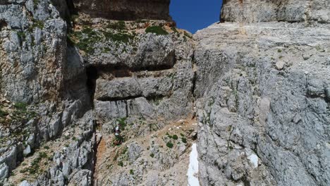 Drohnenaufnahme-Einer-Person,-Die-Auf-Einem-Berg-In-Slowenien-Klettert,-4k-Uhd