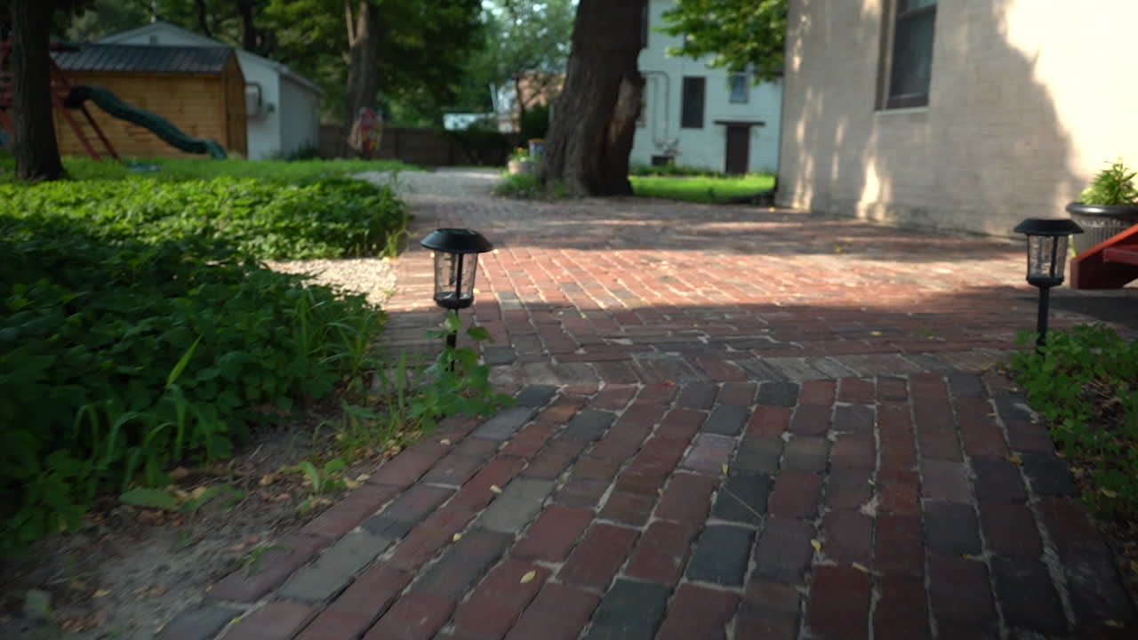 샷 영상 외부의 벽돌 경로