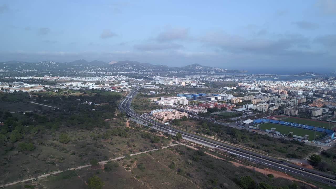 estadio de fútbol en la carretera
