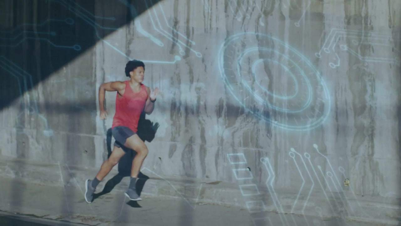 Sovrapposizione di circuito che appare e innesca un corridore che corre attraverso un muro di cemento illuminato dal sole, mostrando un contrasto tecnologico.
