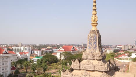 incisioni dettagliate sulle guglie del tetto del monumento alla vittoria di patuxai nel centro di vientiane, laos