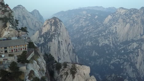 El-Antiguo-Edificio-De-Piedra-Se-Mezcla-Con-El-Paisaje-De-Granito-En-La-Montaña-Huashan