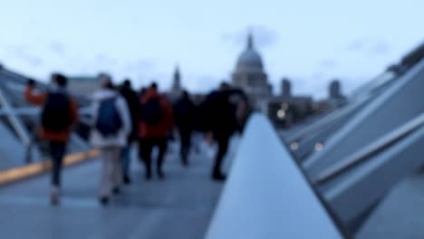 Menschen-Gehen-über-Eine-Stadtbrücke