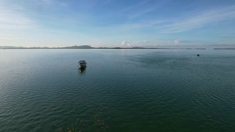 Schönes-Fischerboot,-Das-Auf-Glasiger-Ozeanoberfläche-Schwimmt