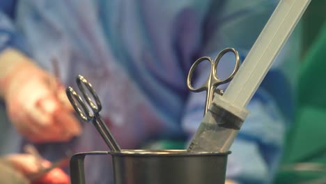 en la medicina moderna, un cirujano es un médico que realiza operaciones quirúrgicas