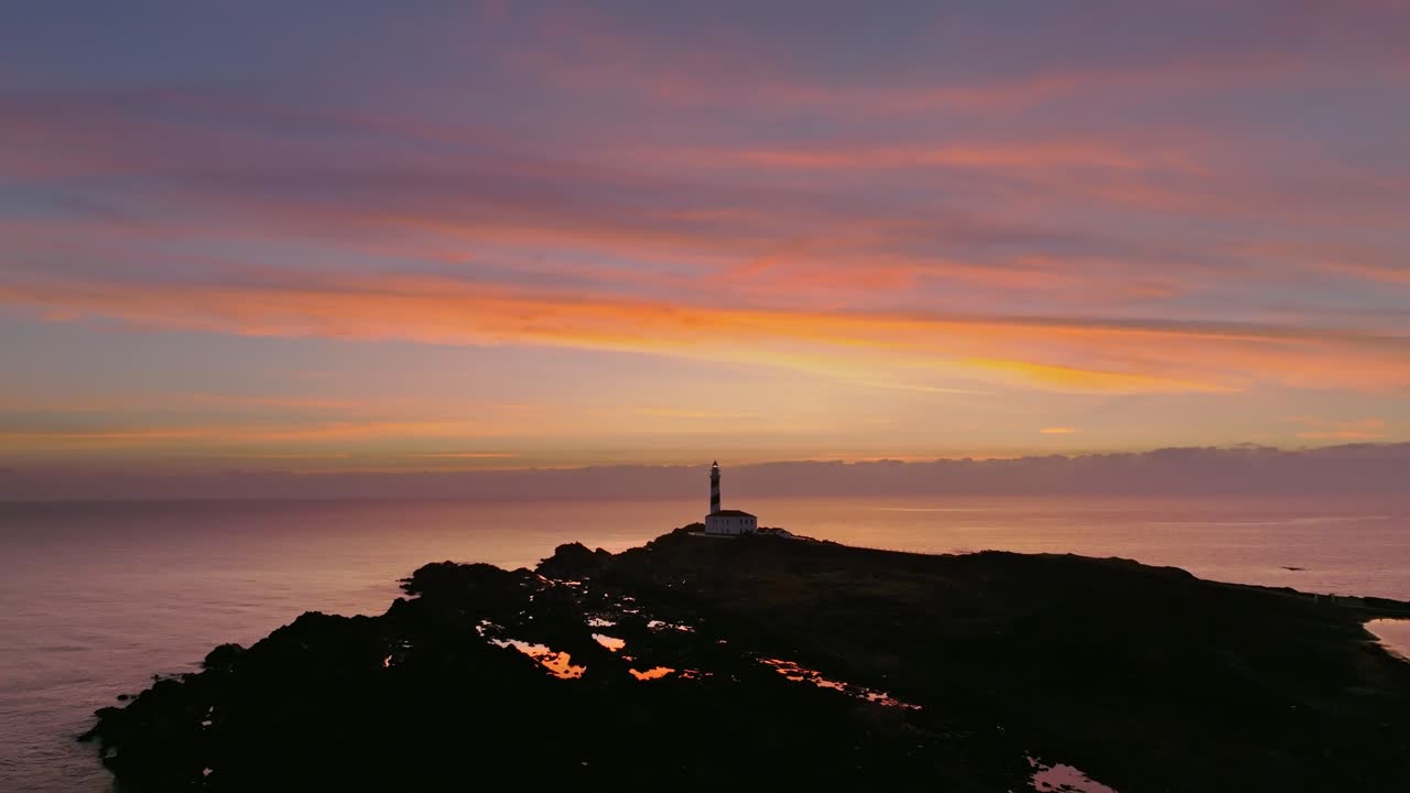 메노르카에서 드론 해가 지는 풍경 여행 스페인 스카이라인 등대 섬, 절벽, 그라디언트 다채로운 황금 시간 하늘