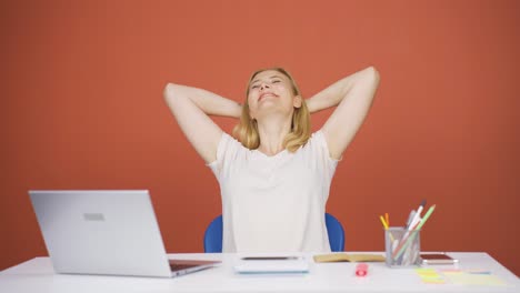 después de terminar su trabajo, la mujer se relaja.